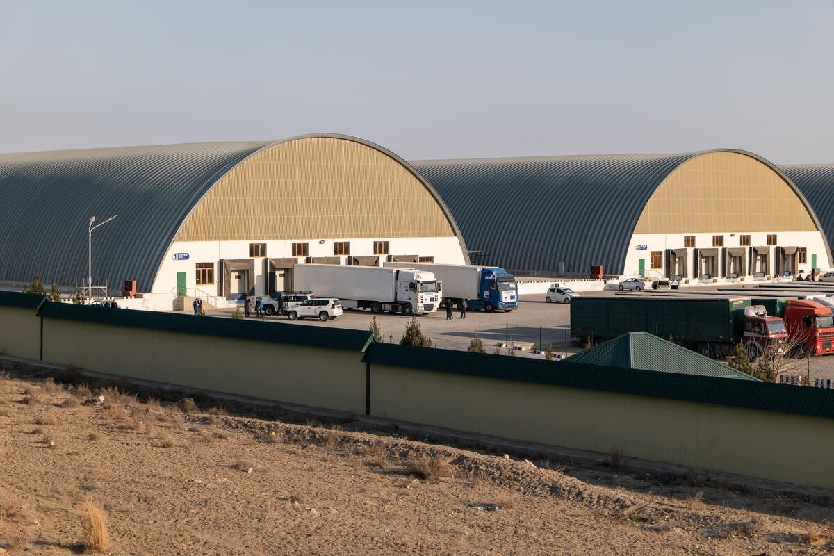 Regionalne centrum logistyki humanitarnej w Termez Cargo Centre w Uzbekistanie zostanie nasłonecznione dzięki wsparciu udzielonemu przez LONGi. © UNHCR/Elyor Nemat