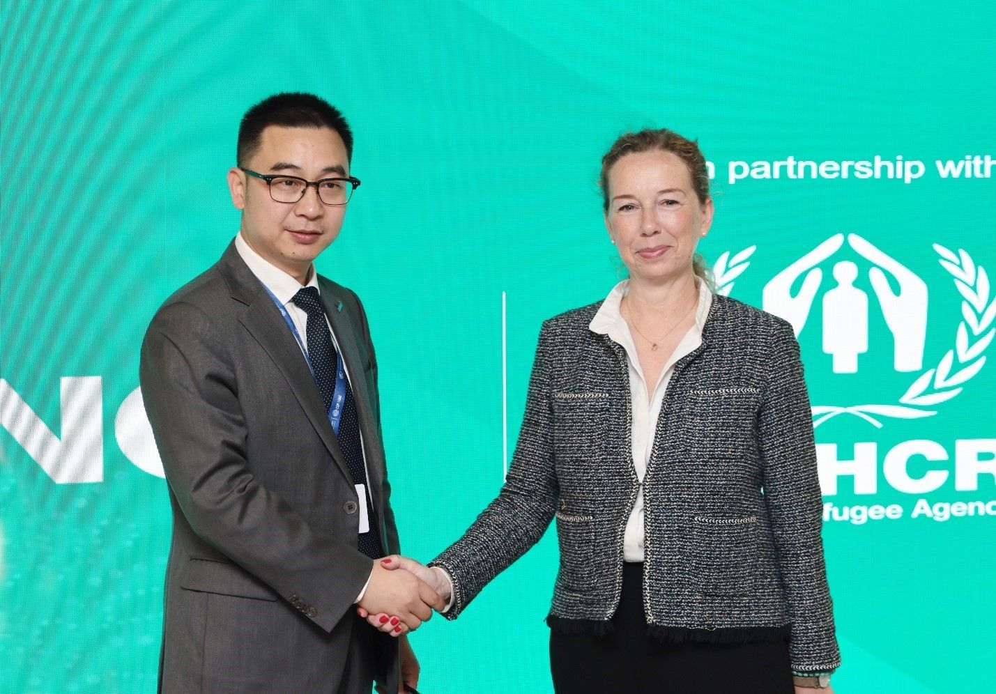 Dennis She, a LONGi alelnöke és Dominique Hyde, az UNHCR külkapcsolatokért felelős igazgatója a LONGi Solar+ pavilonjában írták alá az együttműködési megállapodást a COP28 alkalmával Dubaiban (Egyesült Arab Emírségek).