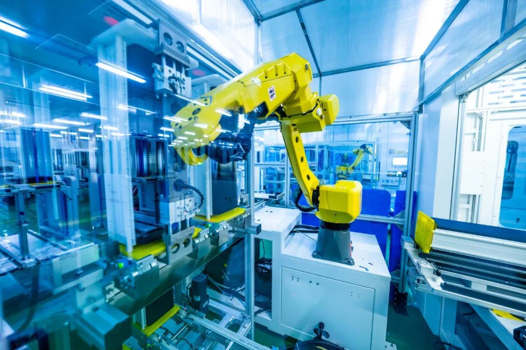 在隆基西安电池工厂,智能化贯穿多个生产环节.